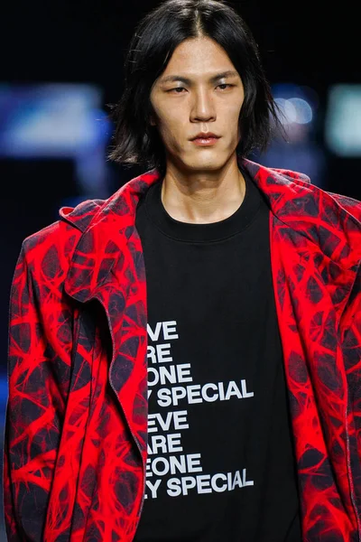 MİLAN, İtalya - 24 Şubat 2022 'de Milano Moda Haftası / Kış 2023' te İtalya 'nın Milano kentinde düzenlenen Annakiki defilesinde bir model podyumda yürüyor..