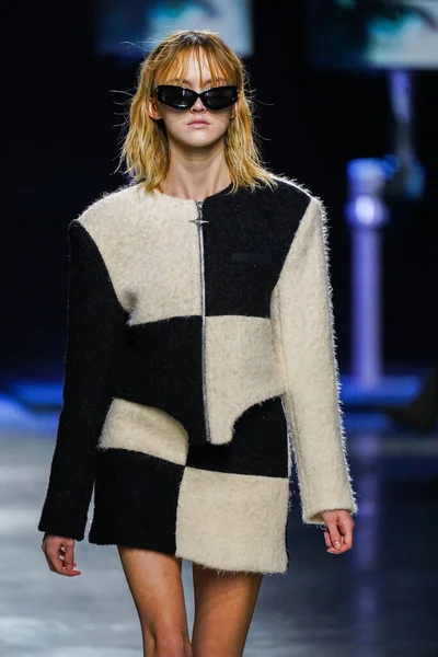 MİLAN, İtalya - 24 Şubat 2022 'de Milano Moda Haftası / Kış 2023' te İtalya 'nın Milano kentinde düzenlenen Annakiki defilesinde bir model podyumda yürüyor..