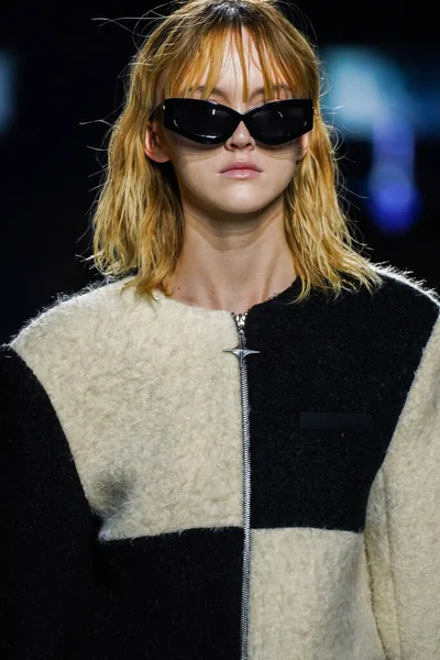 MİLAN, İtalya - 24 Şubat 2022 'de Milano Moda Haftası / Kış 2023' te İtalya 'nın Milano kentinde düzenlenen Annakiki defilesinde bir model podyumda yürüyor..