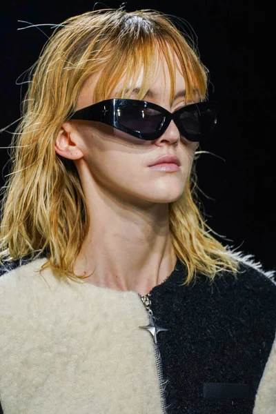 MİLAN, İtalya - 24 Şubat 2022 'de Milano Moda Haftası / Kış 2023' te İtalya 'nın Milano kentinde düzenlenen Annakiki defilesinde bir model podyumda yürüyor..