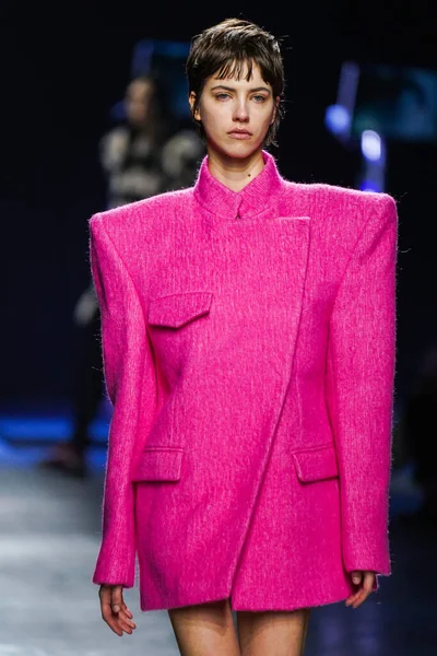 MİLAN, İtalya - 24 Şubat 2022 'de Milano Moda Haftası / Kış 2023' te İtalya 'nın Milano kentinde düzenlenen Annakiki defilesinde bir model podyumda yürüyor..