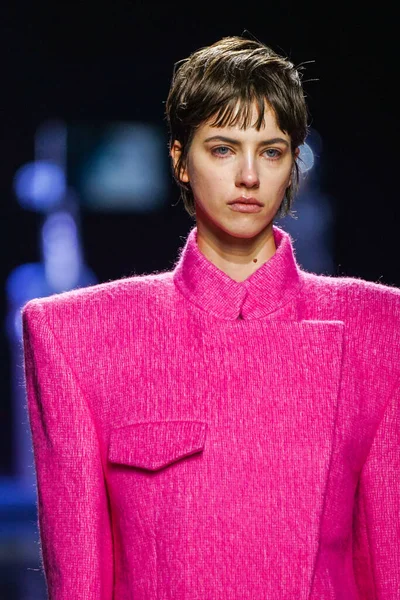 MİLAN, İtalya - 24 Şubat 2022 'de Milano Moda Haftası / Kış 2023' te İtalya 'nın Milano kentinde düzenlenen Annakiki defilesinde bir model podyumda yürüyor..