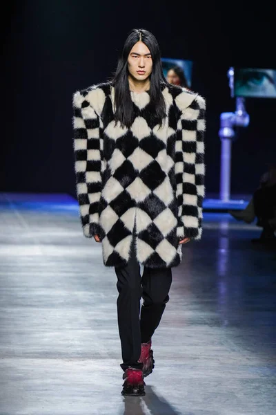 MİLAN, İtalya - 24 Şubat 2022 'de Milano Moda Haftası / Kış 2023' te İtalya 'nın Milano kentinde düzenlenen Annakiki defilesinde bir model podyumda yürüyor..