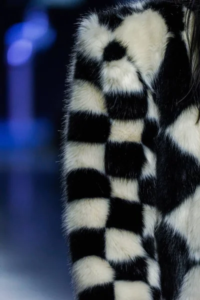 MİLAN, İtalya - 24 Şubat 2022 'de Milano Moda Haftası / Kış 2023' te İtalya 'nın Milano kentinde düzenlenen Annakiki defilesinde bir model podyumda yürüyor..