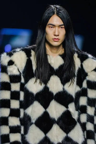 MİLAN, İtalya - 24 Şubat 2022 'de Milano Moda Haftası / Kış 2023' te İtalya 'nın Milano kentinde düzenlenen Annakiki defilesinde bir model podyumda yürüyor..