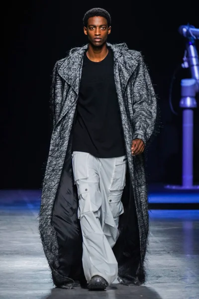 MİLAN, İtalya - 24 Şubat 2022 'de Milano Moda Haftası / Kış 2023' te İtalya 'nın Milano kentinde düzenlenen Annakiki defilesinde bir model podyumda yürüyor..