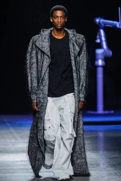 MİLAN, İtalya - 24 Şubat 2022 'de Milano Moda Haftası / Kış 2023' te İtalya 'nın Milano kentinde düzenlenen Annakiki defilesinde bir model podyumda yürüyor..