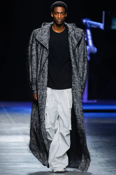 MİLAN, İtalya - 24 Şubat 2022 'de Milano Moda Haftası / Kış 2023' te İtalya 'nın Milano kentinde düzenlenen Annakiki defilesinde bir model podyumda yürüyor..