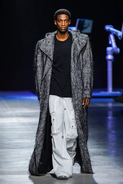 MİLAN, İtalya - 24 Şubat 2022 'de Milano Moda Haftası / Kış 2023' te İtalya 'nın Milano kentinde düzenlenen Annakiki defilesinde bir model podyumda yürüyor..