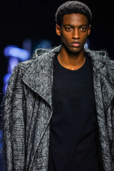 MİLAN, İtalya - 24 Şubat 2022 'de Milano Moda Haftası / Kış 2023' te İtalya 'nın Milano kentinde düzenlenen Annakiki defilesinde bir model podyumda yürüyor..