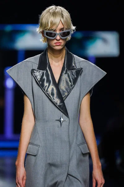 MİLAN, İtalya - 24 Şubat 2022 'de Milano Moda Haftası / Kış 2023' te İtalya 'nın Milano kentinde düzenlenen Annakiki defilesinde bir model podyumda yürüyor..