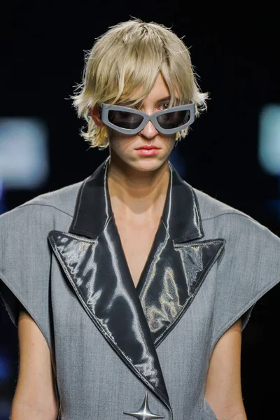 MİLAN, İtalya - 24 Şubat 2022 'de Milano Moda Haftası / Kış 2023' te İtalya 'nın Milano kentinde düzenlenen Annakiki defilesinde bir model podyumda yürüyor..