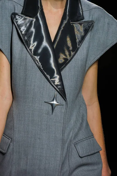 MİLAN, İtalya - 24 Şubat 2022 'de Milano Moda Haftası / Kış 2023' te İtalya 'nın Milano kentinde düzenlenen Annakiki defilesinde bir model podyumda yürüyor..