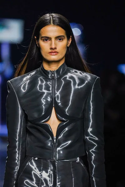 MİLAN, İtalya - 24 Şubat 2022 'de Milano Moda Haftası / Kış 2023' te İtalya 'nın Milano kentinde düzenlenen Annakiki defilesinde bir model podyumda yürüyor..