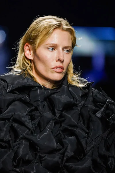 MILAN, İtalya - 24 Şubat 2022 tarihinde Milano Moda Haftası / Kış 2023 sırasında Annakiki defilesinde Lauren Wasser podyumda yürüyor..