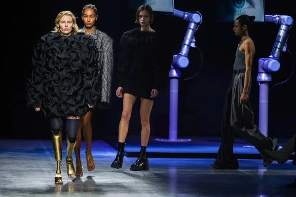 MİLAN, İTALYA - 24 Şubat 2022 'de Milano Moda Haftası / Kış 2023' te İtalya 'nın Milano kentinde düzenlenen Annakiki defilesinde modeller podyum finalinde yürür..