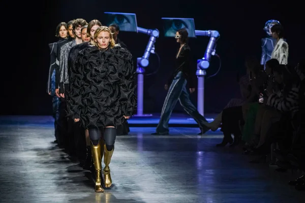 MİLAN, İTALYA - 24 Şubat 2022 'de Milano Moda Haftası / Kış 2023' te İtalya 'nın Milano kentinde düzenlenen Annakiki defilesinde modeller podyum finalinde yürür..