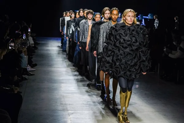MİLAN, İTALYA - 24 Şubat 2022 'de Milano Moda Haftası / Kış 2023' te İtalya 'nın Milano kentinde düzenlenen Annakiki defilesinde modeller podyum finalinde yürür..