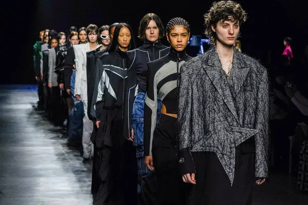 MİLAN, İTALYA - 24 Şubat 2022 'de Milano Moda Haftası / Kış 2023' te İtalya 'nın Milano kentinde düzenlenen Annakiki defilesinde modeller podyum finalinde yürür..