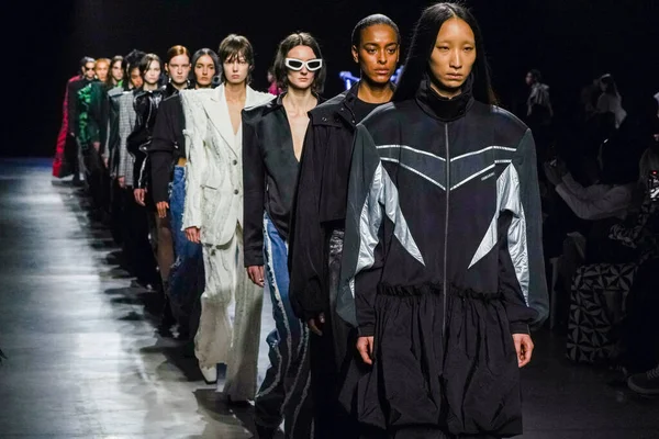 MİLAN, İTALYA - 24 Şubat 2022 'de Milano Moda Haftası / Kış 2023' te İtalya 'nın Milano kentinde düzenlenen Annakiki defilesinde modeller podyum finalinde yürür..