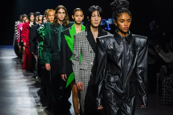 MİLAN, İTALYA - 24 Şubat 2022 'de Milano Moda Haftası / Kış 2023' te İtalya 'nın Milano kentinde düzenlenen Annakiki defilesinde modeller podyum finalinde yürür..