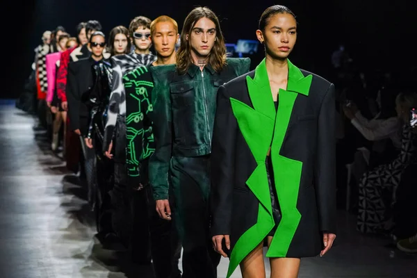 MİLAN, İTALYA - 24 Şubat 2022 'de Milano Moda Haftası / Kış 2023' te İtalya 'nın Milano kentinde düzenlenen Annakiki defilesinde modeller podyum finalinde yürür..