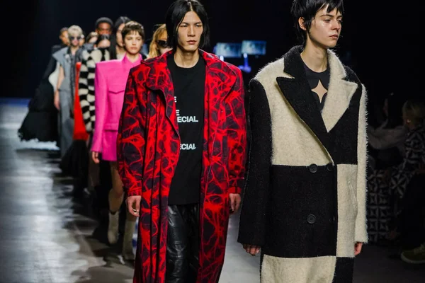 MİLAN, İTALYA - 24 Şubat 2022 'de Milano Moda Haftası / Kış 2023' te İtalya 'nın Milano kentinde düzenlenen Annakiki defilesinde modeller podyum finalinde yürür..