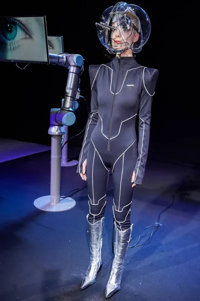 MILAN, ITALY - 24 Şubat 2022 'de Milano Moda Haftası / Kış 2023' te Annakiki defilesinde poz veren bir model.