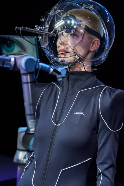 MILAN, ITALY - 24 Şubat 2022 'de Milano Moda Haftası / Kış 2023' te Annakiki defilesinde poz veren bir model.