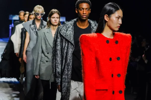 MİLAN, İTALYA - 24 Şubat 2022 'de Milano Moda Haftası / Kış 2023' te İtalya 'nın Milano kentinde düzenlenen Annakiki defilesinde modeller podyum finalinde yürür..