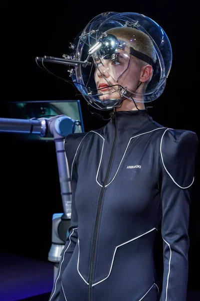 MILAN, ITALY - 24 Şubat 2022 'de Milano Moda Haftası / Kış 2023' te Annakiki defilesinde poz veren bir model.