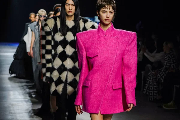 MİLAN, İTALYA - 24 Şubat 2022 'de Milano Moda Haftası / Kış 2023' te İtalya 'nın Milano kentinde düzenlenen Annakiki defilesinde modeller podyum finalinde yürür..