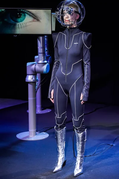 MILAN, ITALY - 24 Şubat 2022 'de Milano Moda Haftası / Kış 2023' te Annakiki defilesinde poz veren bir model.