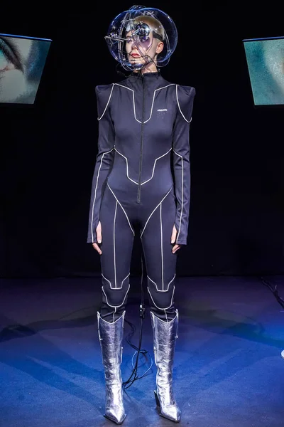 MILAN, ITALY - 24 Şubat 2022 'de Milano Moda Haftası / Kış 2023' te Annakiki defilesinde poz veren bir model.