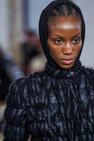 MILAN, ITALY - 26 Şubat 2022 'de Milano Moda Haftası / Kış 2023' te İtalya 'nın Milano kentinde düzenlenen Trussardi defilesinde bir model podyumda yürüyor..