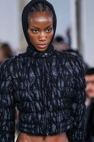 MILAN, ITALY - 26 Şubat 2022 'de Milano Moda Haftası / Kış 2023' te İtalya 'nın Milano kentinde düzenlenen Trussardi defilesinde bir model podyumda yürüyor..