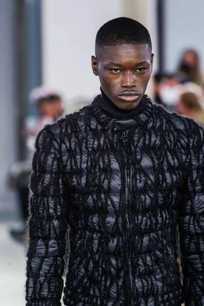 MILAN, ITALY - 26 Şubat 2022 'de Milano Moda Haftası / Kış 2023' te İtalya 'nın Milano kentinde düzenlenen Trussardi defilesinde bir model podyumda yürüyor..