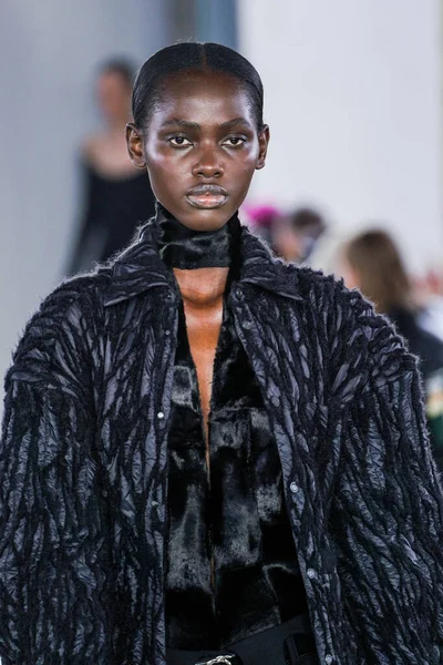 MILAN, ITALY - 26 Şubat 2022 'de Milano Moda Haftası / Kış 2023' te İtalya 'nın Milano kentinde düzenlenen Trussardi defilesinde bir model podyumda yürüyor..