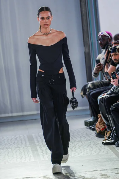 MILAN, ITALY - 26 Şubat 2022 'de Milano Moda Haftası / Kış 2023' te İtalya 'nın Milano kentinde düzenlenen Trussardi defilesinde bir model podyumda yürüyor..