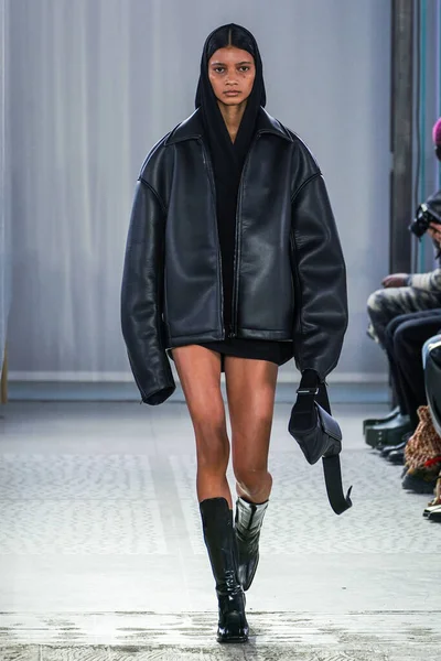 MILAN, ITALY - 26 Şubat 2022 'de Milano Moda Haftası / Kış 2023' te İtalya 'nın Milano kentinde düzenlenen Trussardi defilesinde bir model podyumda yürüyor..