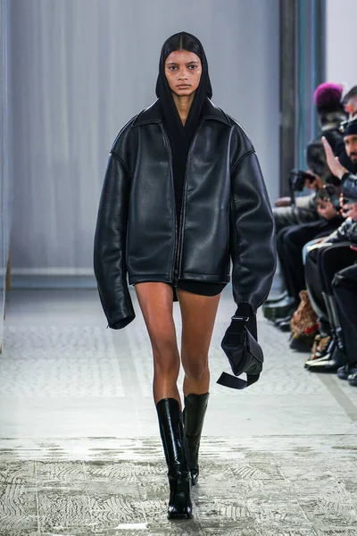 MILAN, ITALY - 26 Şubat 2022 'de Milano Moda Haftası / Kış 2023' te İtalya 'nın Milano kentinde düzenlenen Trussardi defilesinde bir model podyumda yürüyor..