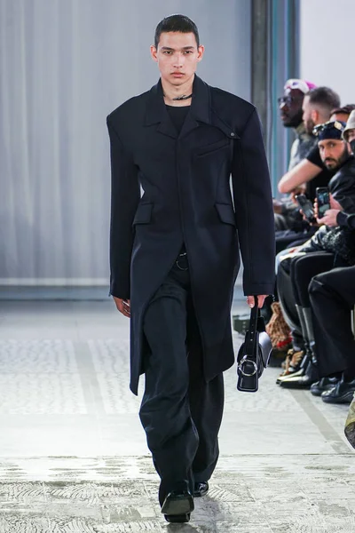 MILAN, ITALY - 26 Şubat 2022 'de Milano Moda Haftası / Kış 2023' te İtalya 'nın Milano kentinde düzenlenen Trussardi defilesinde bir model podyumda yürüyor..