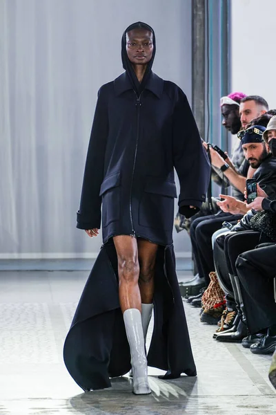 MILAN, ITALY - 26 Şubat 2022 'de Milano Moda Haftası / Kış 2023' te İtalya 'nın Milano kentinde düzenlenen Trussardi defilesinde bir model podyumda yürüyor..