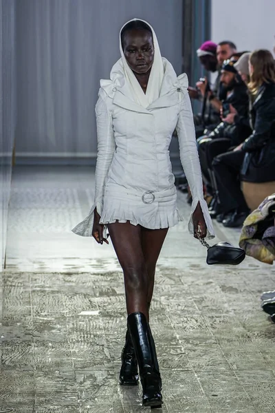 MILAN, ITALY - 26 Şubat 2022 'de Milano Moda Haftası / Kış 2023' te İtalya 'nın Milano kentinde düzenlenen Trussardi defilesinde bir model podyumda yürüyor..