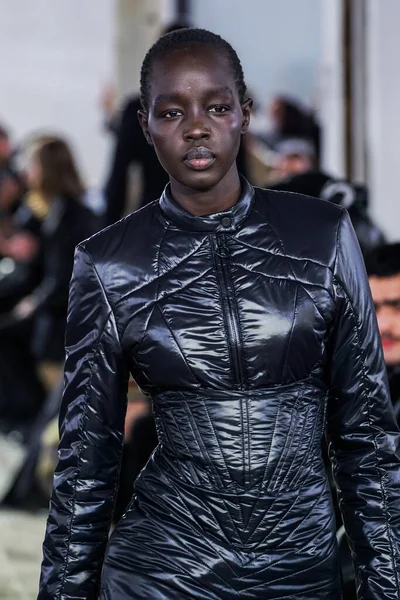 MILAN, ITALY - 26 Şubat 2022 'de Milano Moda Haftası / Kış 2023' te İtalya 'nın Milano kentinde düzenlenen Trussardi defilesinde bir model podyumda yürüyor..