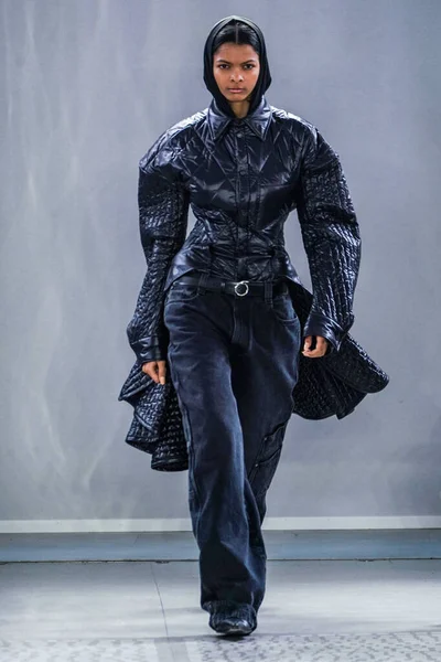 MILAN, ITALY - 26 Şubat 2022 'de Milano Moda Haftası / Kış 2023' te İtalya 'nın Milano kentinde düzenlenen Trussardi defilesinde bir model podyumda yürüyor..