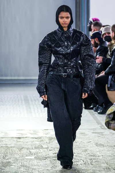 MILAN, ITALY - 26 Şubat 2022 'de Milano Moda Haftası / Kış 2023' te İtalya 'nın Milano kentinde düzenlenen Trussardi defilesinde bir model podyumda yürüyor..