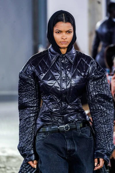 MILAN, ITALY - 26 Şubat 2022 'de Milano Moda Haftası / Kış 2023' te İtalya 'nın Milano kentinde düzenlenen Trussardi defilesinde bir model podyumda yürüyor..