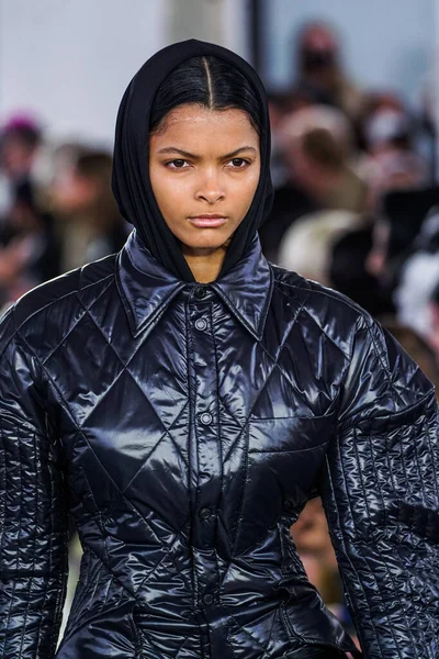 MILAN, ITALY - 26 Şubat 2022 'de Milano Moda Haftası / Kış 2023' te İtalya 'nın Milano kentinde düzenlenen Trussardi defilesinde bir model podyumda yürüyor..