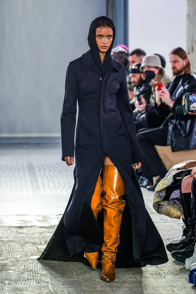 MILAN, ITALY - 26 Şubat 2022 'de Milano Moda Haftası / Kış 2023' te İtalya 'nın Milano kentinde düzenlenen Trussardi defilesinde bir model podyumda yürüyor..